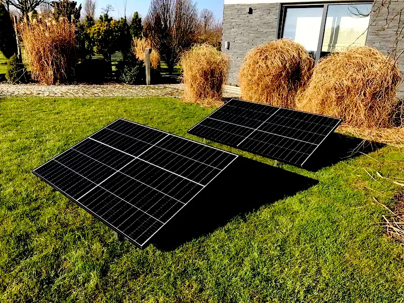 Zestaw montażowy do ogrodu SolisBox GARDEN pod 2 panele dla elektrowni fotowoltaicznej Plug-in z dożywotnią gwarancją* na uchwyty aluminium+mikroinwerter+komplet przewodów +monitoring+SmartCord 9 m