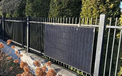 Zestaw montażowy na ogrodzenie SolisBox FENCE pod 2 panele dla elektrowni fotowoltaicznej Plug-in z dożywotnią gwarancją* na uchwyty magnelis+mikroinwerter+komplet przewodów+monitoring+SmartCord 9 m